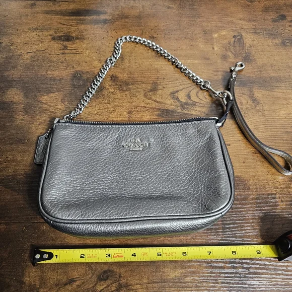 COACH LARGE WRISTLET 19 IN METALLIC PEBBLE LEATHER - Picture 2 of 7